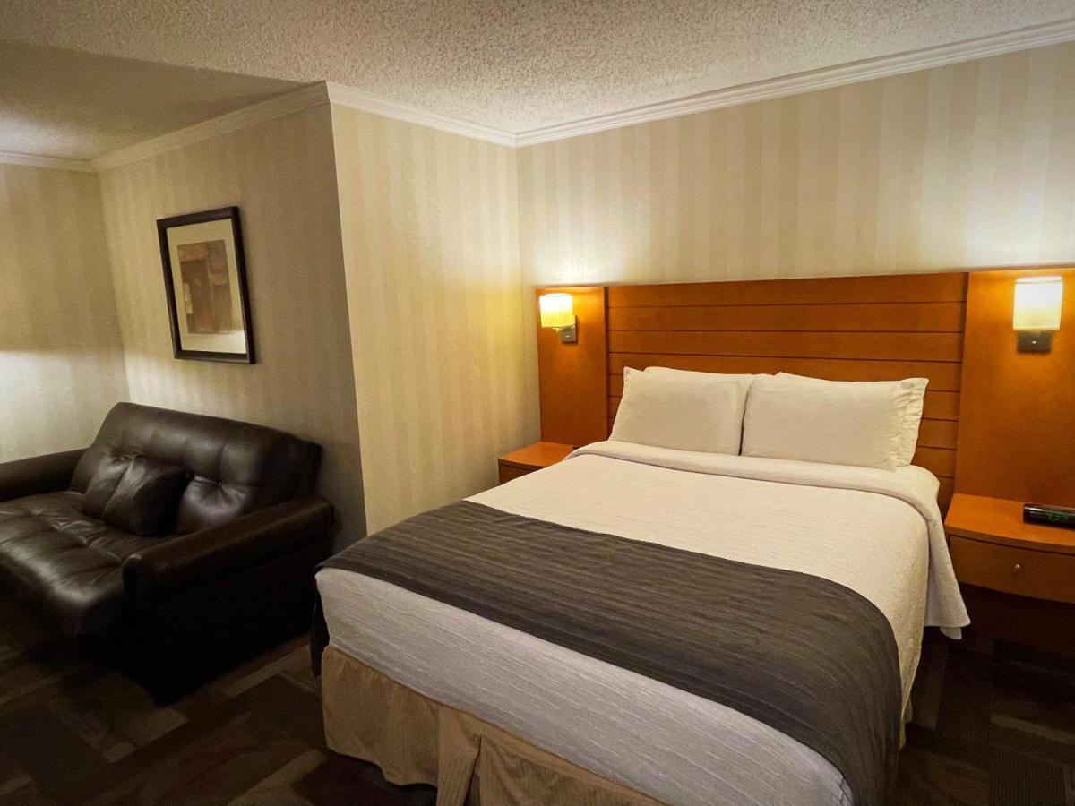 The Glenmore Inn & Convention Centre YYC Dış mekan fotoğraf