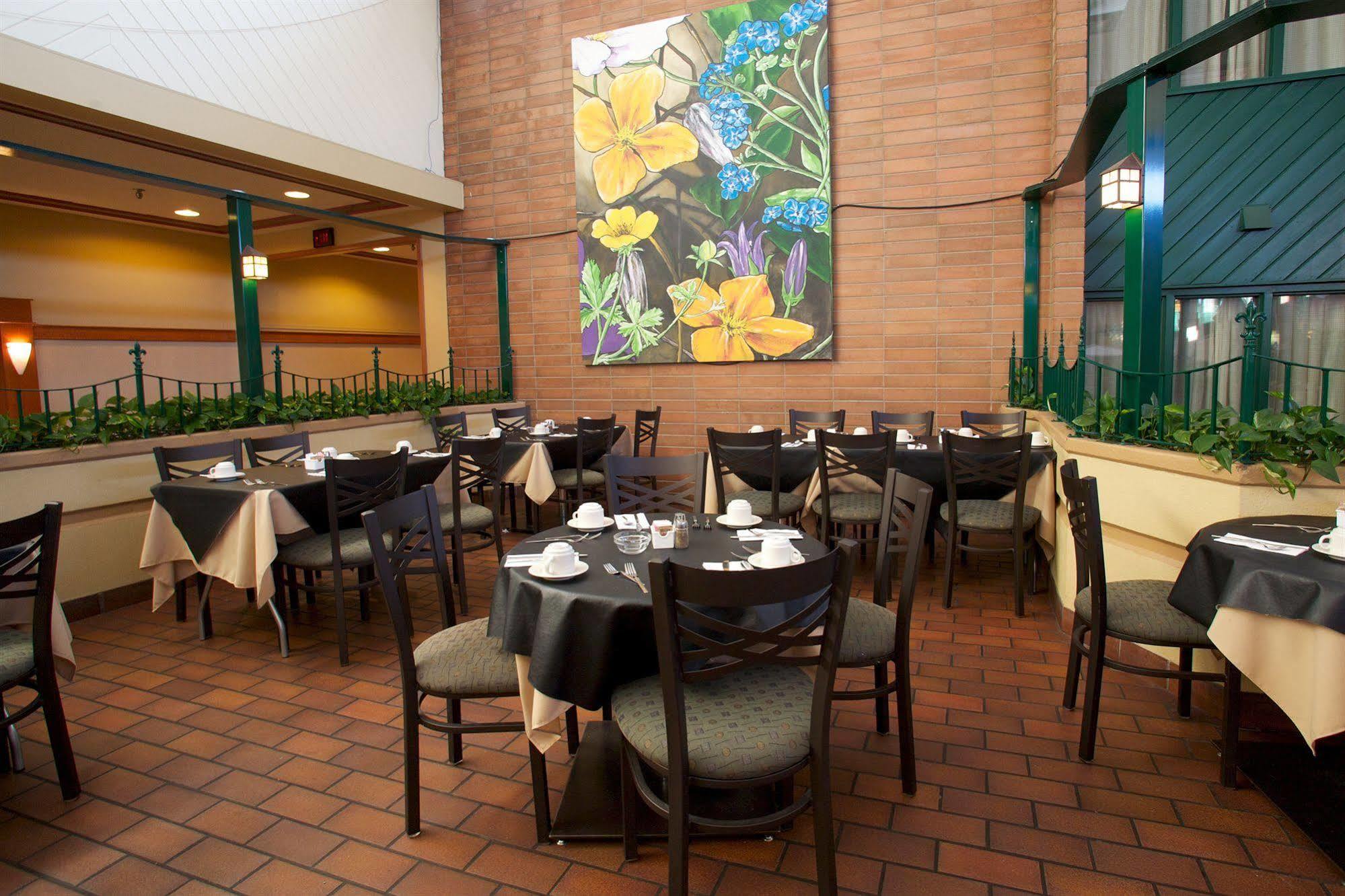 The Glenmore Inn & Convention Centre YYC Dış mekan fotoğraf