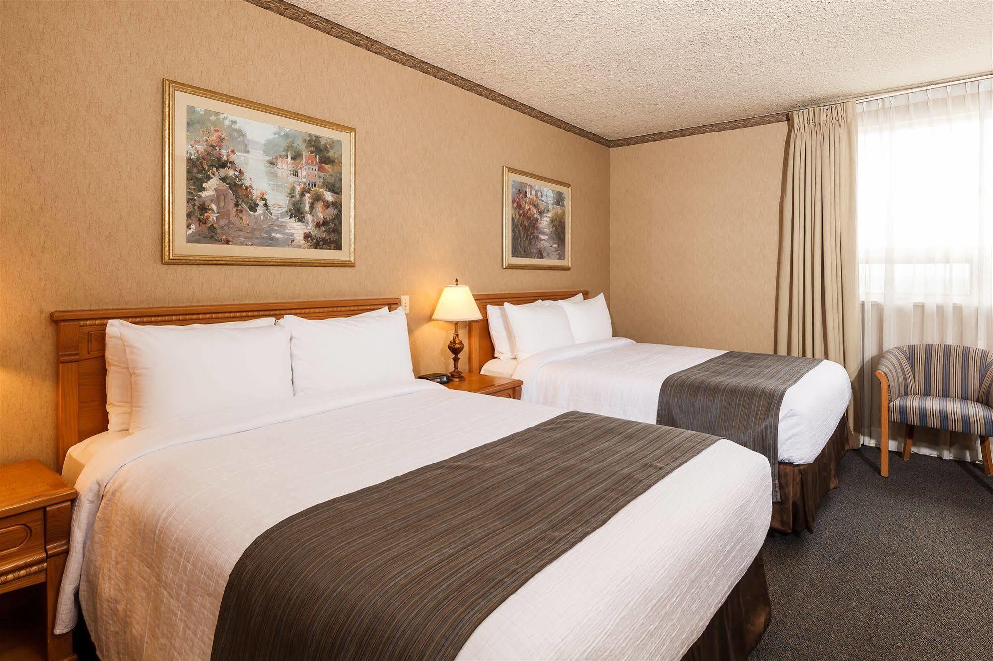 The Glenmore Inn & Convention Centre YYC Dış mekan fotoğraf