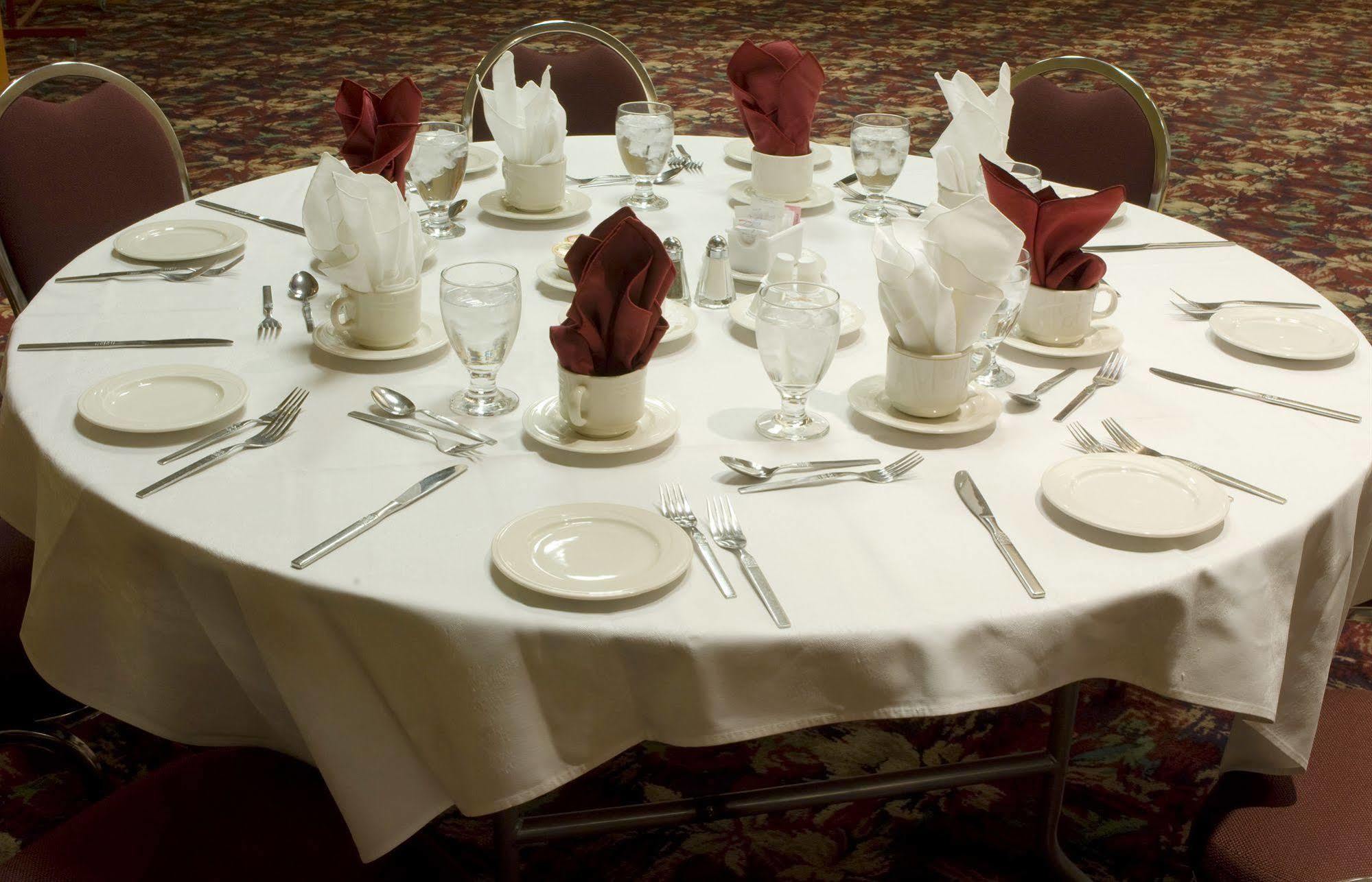 The Glenmore Inn & Convention Centre YYC Dış mekan fotoğraf